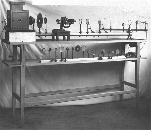 [Appareil de projection et banc d'optique], milieu 20e siècle. © Région Bourgogne-Franche-Comté, Inventaire du patrimoine