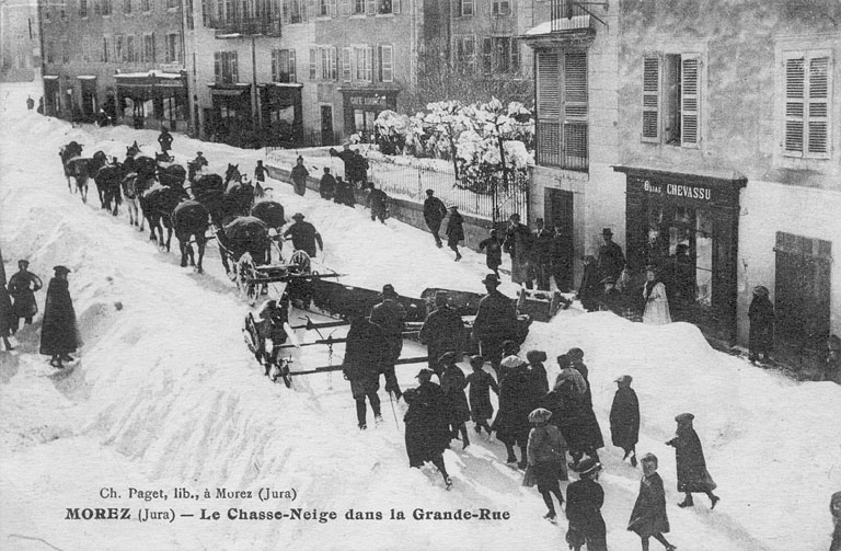 Morez (Jura) - Le Chasse-Neige dans la Grande-Rue, 1er quart 20e siècle. © Région Bourgogne-Franche-Comté, Inventaire du patrimoine Morez (Jura) - Le Chasse-Neige dans la Grande-Rue, 1er quart 20e siècle. © Région Bourgogne-Franche-Comté, Inventaire du patrimoine