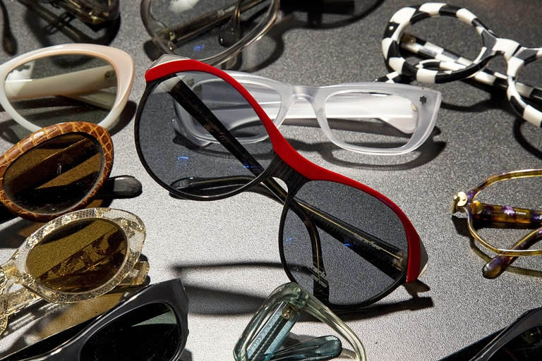 Lunettes solaires en plastique Cacharel. Collection du musée de la Lunette, Morez. © Région Bourgogne-Franche-Comté, Inventaire du patrimoine Lunettes solaires en plastique Cacharel. Collection du musée de la Lunette, Morez. © Région Bourgogne-Franche-Comté, Inventaire du patrimoine