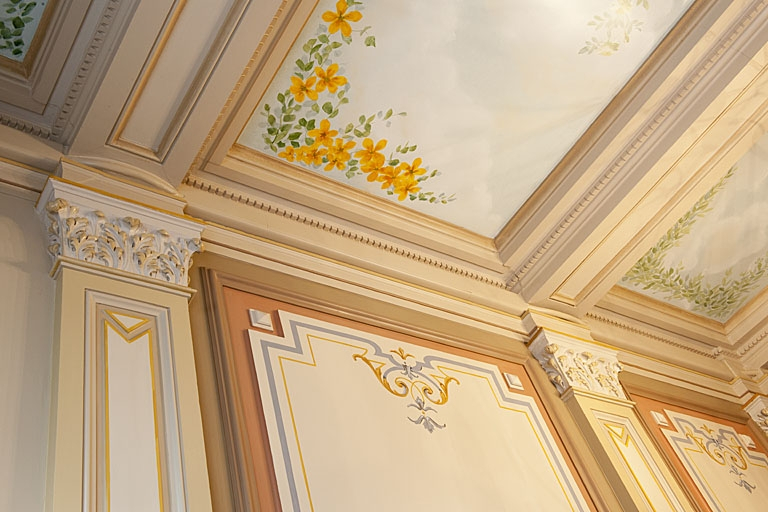 Détail du décor du plafond et d'un panneau. © Région Bourgogne-Franche-Comté, Inventaire du Patrimoine