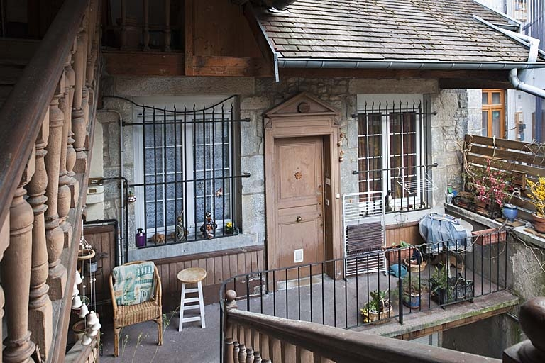 Façade postérieure du logis principal : détail du premier étage depuis l'escalier à cage ouverte. © Région Bourgogne-Franche-Comté, Inventaire du Patrimoine
