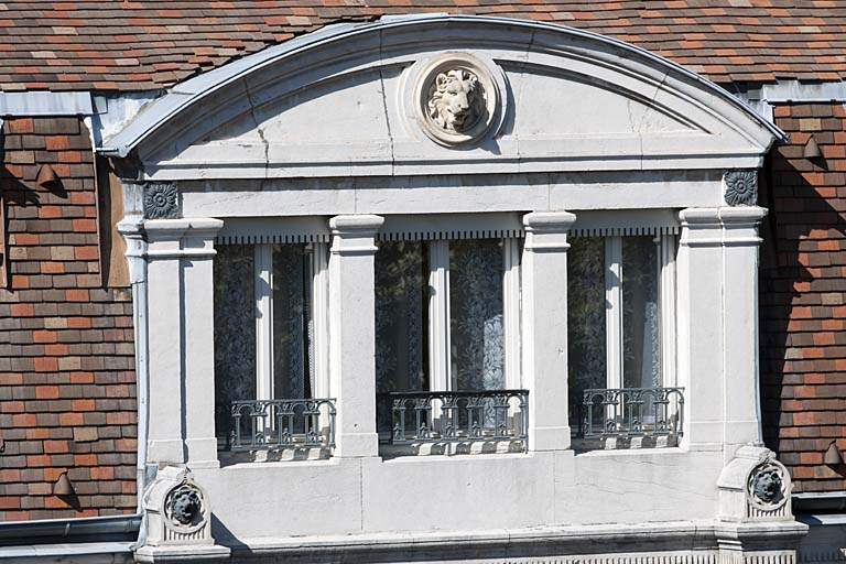 Façade sur rue : détail de la baie centrale du comble. © Région Bourgogne-Franche-Comté, Inventaire du Patrimoine