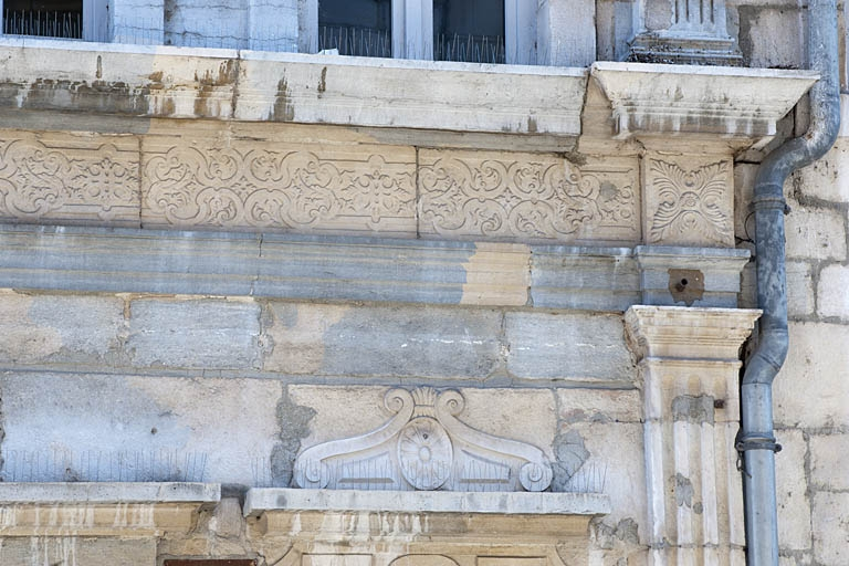 Façade sur rue : détail de la frise entre le rez-de-chaussée et le premier étage. © Région Bourgogne-Franche-Comté, Inventaire du Patrimoine