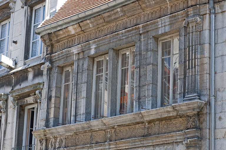 Façade sur rue : premier étage, partie gauche. © Région Bourgogne-Franche-Comté, Inventaire du Patrimoine