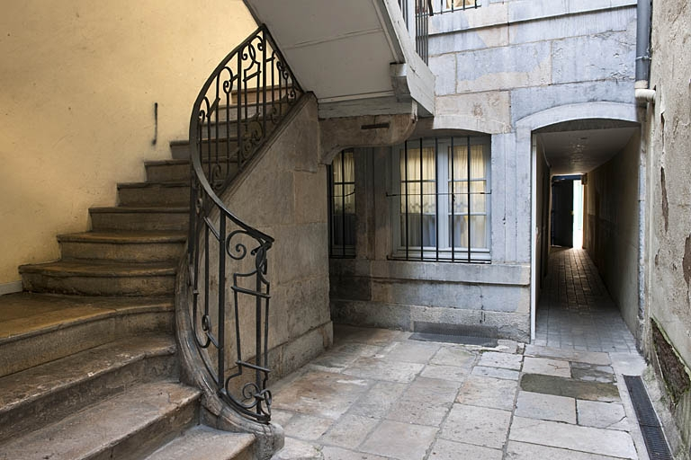 Départ de l'escalier à cage ouverte situé dans la première cour. © Région Bourgogne-Franche-Comté, Inventaire du Patrimoine
