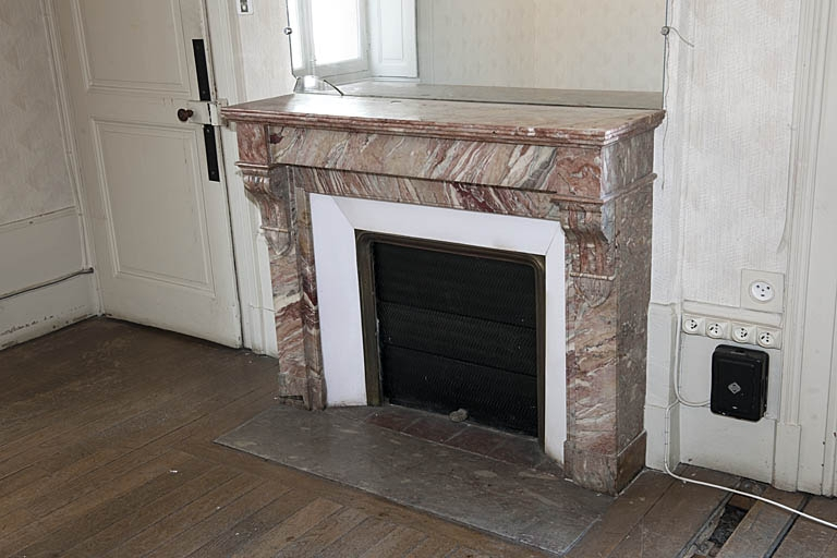 Logis au fond de la deuxième cour : détail d'une cheminée. © Région Bourgogne-Franche-Comté, Inventaire du Patrimoine