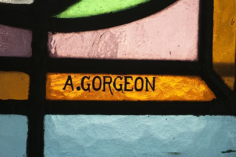 Logis au fond de la deuxième cour, pièce du rez-de-chaussée : détail de la signature du maître verrier A. Gorgeon sur un vitrail. © Région Bourgogne-Franche-Comté, Inventaire du Patrimoine