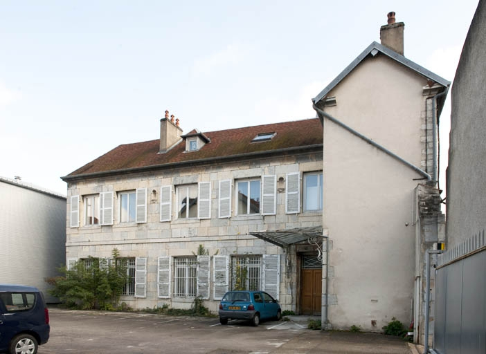 Logis au fond de la deuxième cour : vue d'ensemble de trois quarts droit. © Région Bourgogne-Franche-Comté, Inventaire du Patrimoine