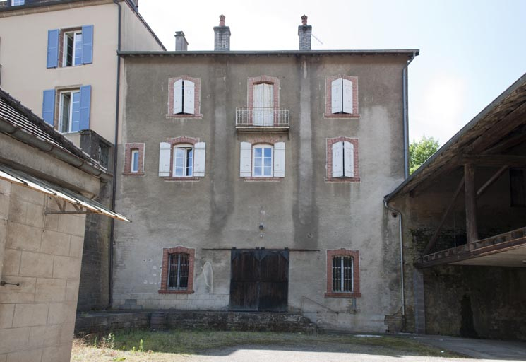 Entrepôt et logis sur cour et entrepôt à fourrage à droite. © Région Bourgogne-Franche-Comté, Inventaire du patrimoine