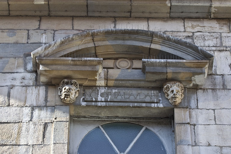 Façade antérieure, partie droite, sixième fenêtre de l'étage à partir de la droite : détail du fronton triangulaire. © Région Bourgogne-Franche-Comté, Inventaire du Patrimoine