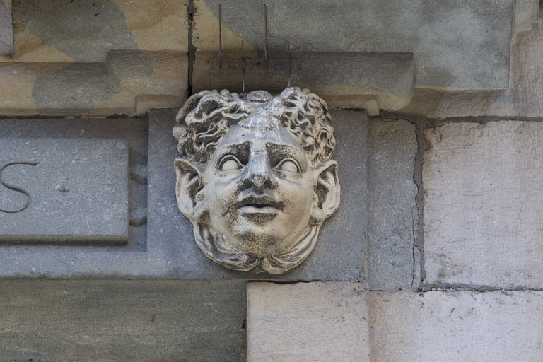 Façade antérieure, partie droite, quatrième fenêtre de l'étage à partir de la droite : détail du mascaron droit. © Région Bourgogne-Franche-Comté, Inventaire du Patrimoine