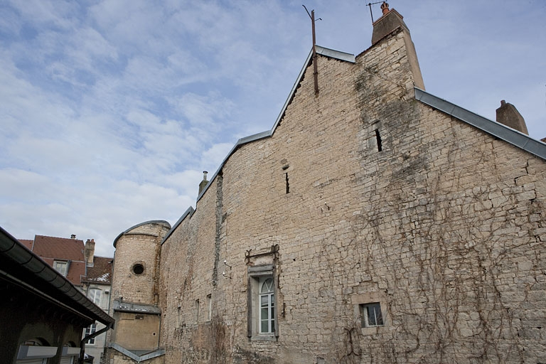 Façade postérieure donnant sur l'impasse : vue de la partie supérieure, de trois quarts droit. © Région Bourgogne-Franche-Comté, Inventaire du Patrimoine