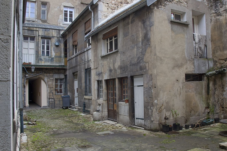 Vue d'ensemble des bâtiments à gauche de la cour. © Région Bourgogne-Franche-Comté, Inventaire du Patrimoine