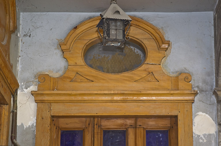 Deuxième cour, logis secondaire en fond de cour : détail de la partie supérieure de la porte d'entrée. © Région Bourgogne-Franche-Comté, Inventaire du Patrimoine