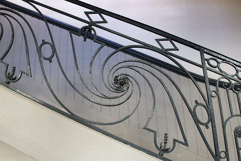 Logis principal, escalier : détail d'une partie de la rampe en fer forgé. © Région Bourgogne-Franche-Comté, Inventaire du Patrimoine