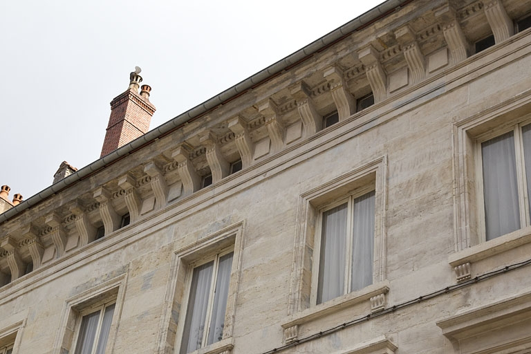 Logis principal : détail de la corniche du toit, de trois quarts droit. © Région Bourgogne-Franche-Comté, Inventaire du Patrimoine