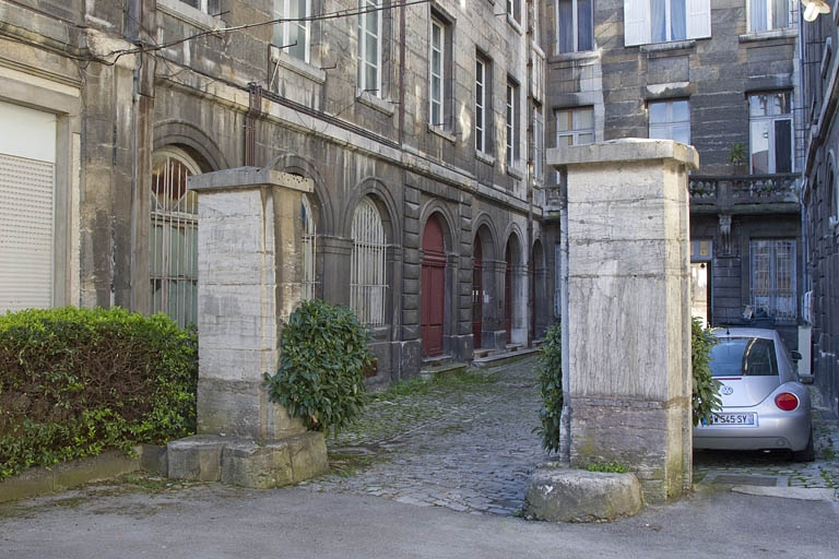 Aile droite : détail du rez-de-chaussée, de trois quarts gauche. © Région Bourgogne-Franche-Comté, Inventaire du Patrimoine