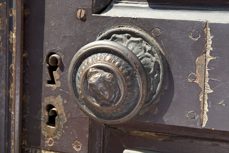 Portail d'entrée : détail de la poignée. © Région Bourgogne-Franche-Comté, Inventaire du Patrimoine