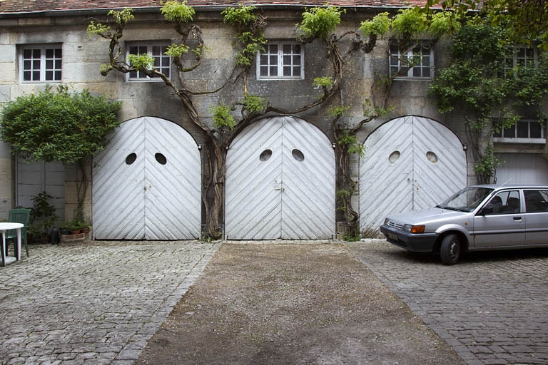 Vue des remises et écuries de face. © Région Bourgogne-Franche-Comté, Inventaire du Patrimoine