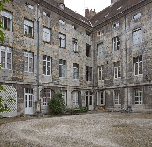 Vue du logis principal depuis le fond de la cour : de trois quarts droit. © Région Bourgogne-Franche-Comté, Inventaire du Patrimoine
