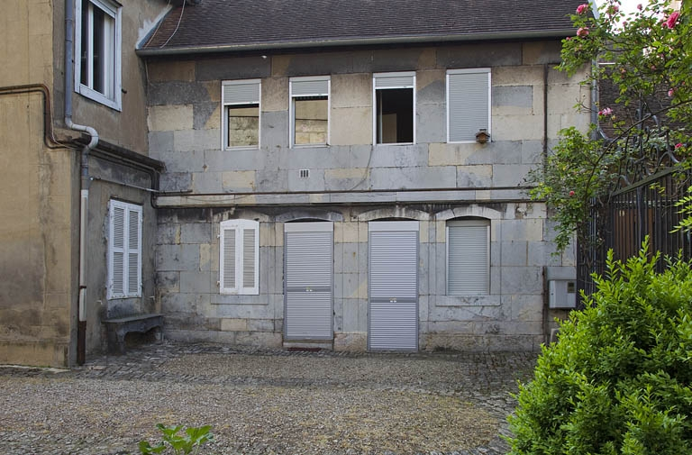 Vue du quatrième logis secondaire, au fond et à gauche de la cour : de face. © Région Bourgogne-Franche-Comté, Inventaire du Patrimoine