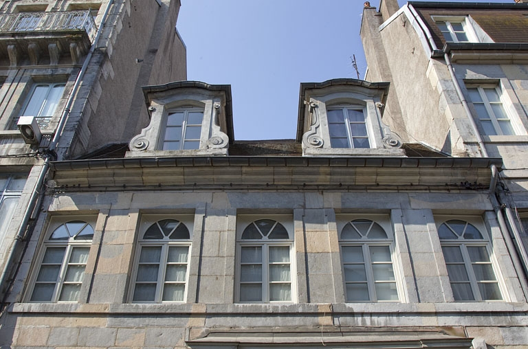Logis principal, façade antérieure : vue du premier étage et des lucarnes dans le toit, de face. © Région Bourgogne-Franche-Comté, Inventaire du Patrimoine