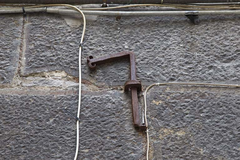 Deuxième logis secondaire : détail de la date en fer forgé (1715), chiffre 7. © Région Bourgogne-Franche-Comté, Inventaire du Patrimoine