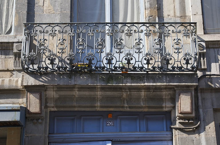 Logis principal, façade sur rue, premier étage : détail du balcon en ferronnerie. © Région Bourgogne-Franche-Comté, Inventaire du Patrimoine