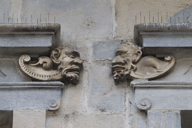 Logis principal, façade sur rue, premier étage, partie droite, troisième et quatrième fenêtre : mascarons droit et gauche. © Région Bourgogne-Franche-Comté, Inventaire du Patrimoine