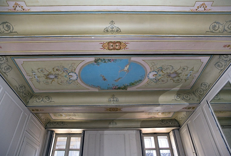 Logis principal, appartement du premier étage, grande pièce sur rue : vue d'ensemble du plafond. © Région Bourgogne-Franche-Comté, Inventaire du Patrimoine
