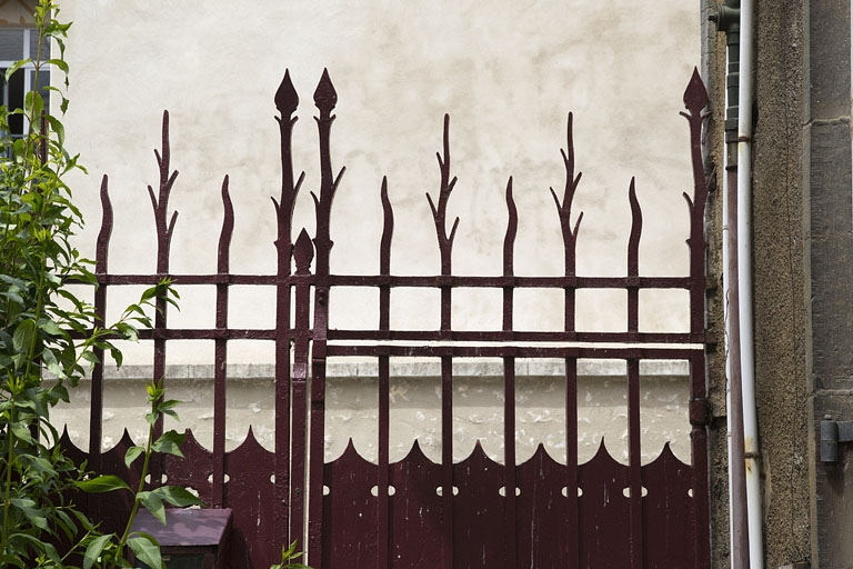 Clôture de cour : détail de la partie supérieure du portail. © Région Bourgogne-Franche-Comté, Inventaire du Patrimoine