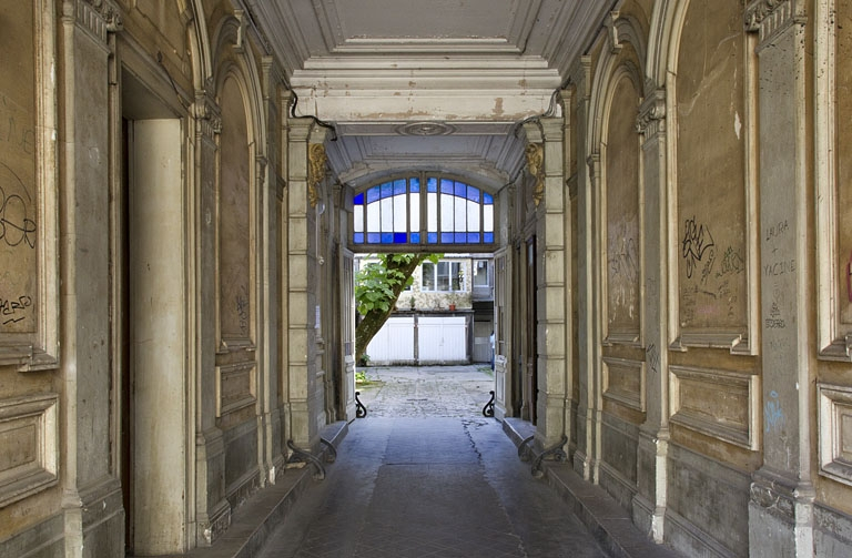Logis principal, passage cocher : vue en direction de la cour. © Région Bourgogne-Franche-Comté, Inventaire du Patrimoine