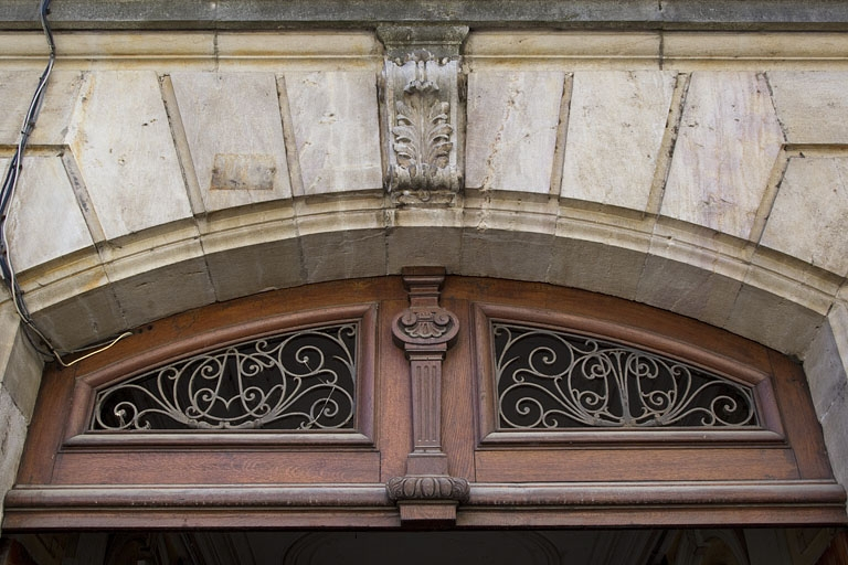 Logis principal, portail d'entrée : détail de la partie supérieure. © Région Bourgogne-Franche-Comté, Inventaire du Patrimoine