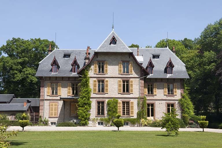 Vue rapprochée de la façade antérieure. © Région Bourgogne-Franche-Comté, Inventaire du patrimoine