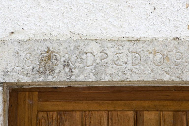 Façade nord du moulin. Linteau gravé. © Région Bourgogne-Franche-Comté, Inventaire du patrimoine Façade nord du moulin. Linteau gravé. © Région Bourgogne-Franche-Comté, Inventaire du patrimoine