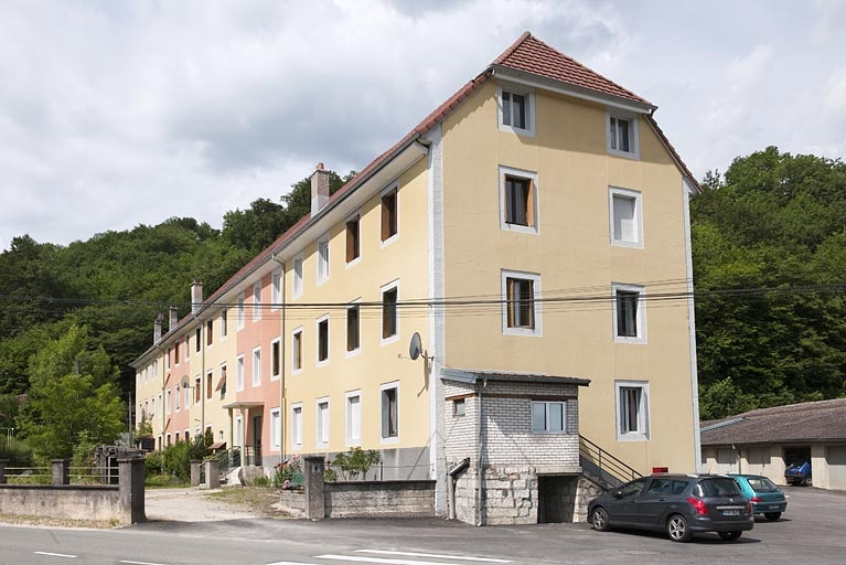 Façade sud vue de trois quarts. © Région Bourgogne-Franche-Comté, Inventaire du patrimoine