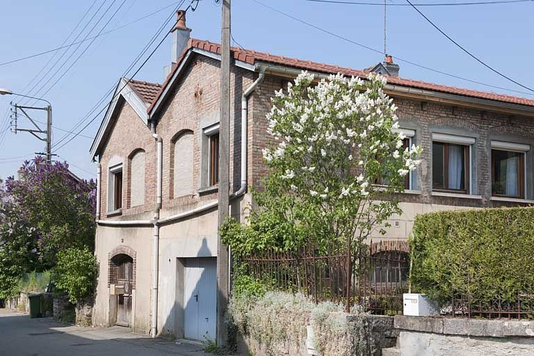 Vue de trois quarts depuis la rue. © Région Bourgogne-Franche-Comté, Inventaire du patrimoine