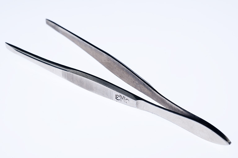 Pince frappée des initiales EMO. © Région Bourgogne-Franche-Comté, Inventaire du patrimoine