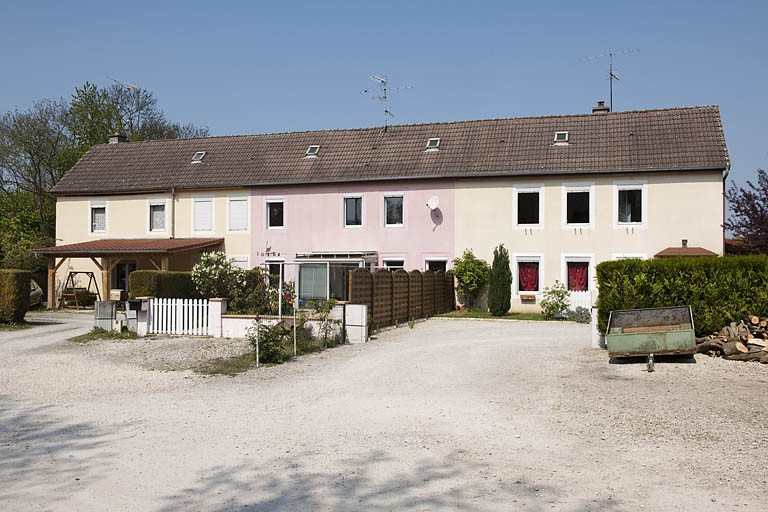 Bâtiment des magasins, remises et logements. © Région Bourgogne-Franche-Comté, Inventaire du patrimoine Bâtiment des magasins, remises et logements. © Région Bourgogne-Franche-Comté, Inventaire du patrimoine