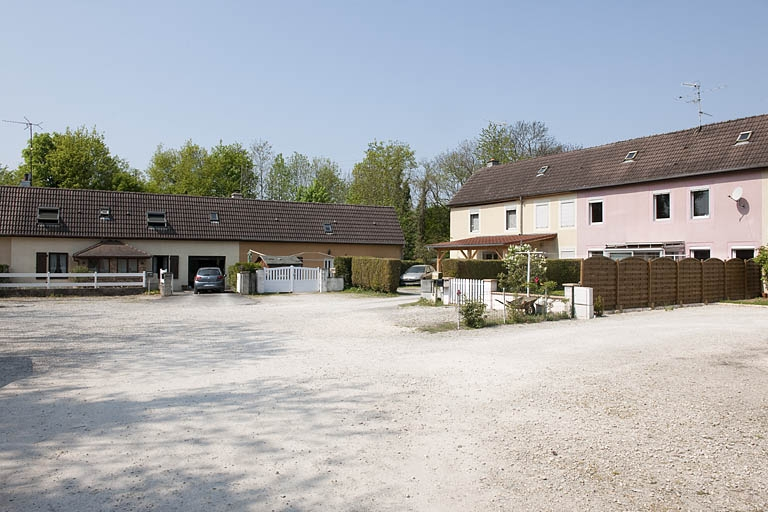 Vue d'ensemble depuis l'entrée. © Région Bourgogne-Franche-Comté, Inventaire du patrimoine Vue d'ensemble depuis l'entrée. © Région Bourgogne-Franche-Comté, Inventaire du patrimoine