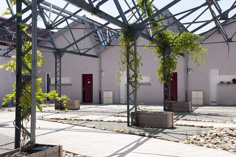 Réhabilitation d'un bâtiment industriel. Vue rapprochée depuis le sud. © Région Bourgogne-Franche-Comté, Inventaire du patrimoine