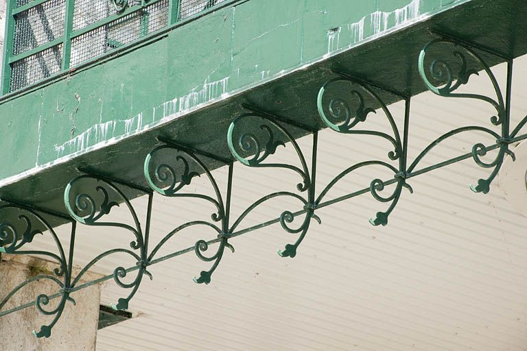 Passerelle sur la façade postérieure. Eléments de décor en fer forgé. © Région Bourgogne-Franche-Comté, Inventaire du patrimoine