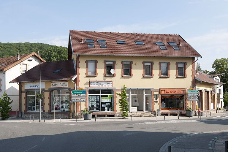 Façade antérieure et dépendances latérales. © Région Bourgogne-Franche-Comté, Inventaire du patrimoine