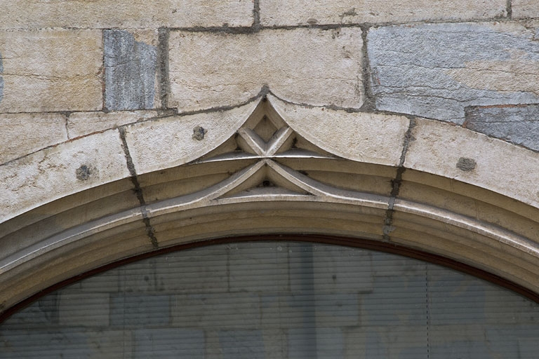 Façade antérieure : détail de l'arc en accolade de l'ancienne arcade boutiquière. © Région Bourgogne-Franche-Comté, Inventaire du Patrimoine