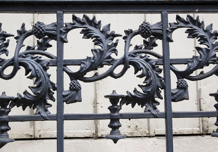 Façade latérale gauche : détail du décor du balcon en ferronnerie du premier étage. © Région Bourgogne-Franche-Comté, Inventaire du Patrimoine
