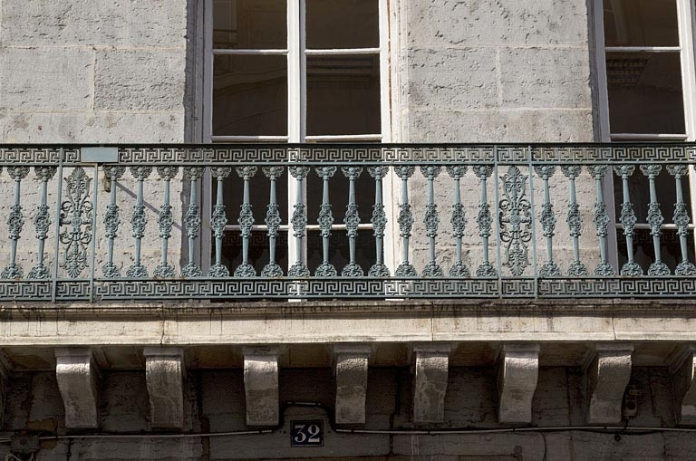 Façade antérieure, premier étage, balcon filant : détail du garde-corps. © Région Bourgogne-Franche-Comté, Inventaire du Patrimoine