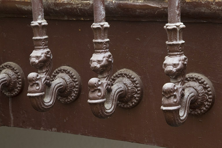 Intérieur, escalier : détail du décorà la base des barreaux de la rampe. © Région Bourgogne-Franche-Comté, Inventaire du Patrimoine