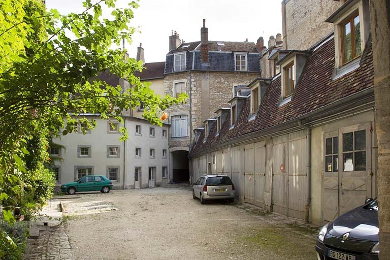 Vue d'ensemble de la cour depuis l'entrée. © Région Bourgogne-Franche-Comté, Inventaire du Patrimoine