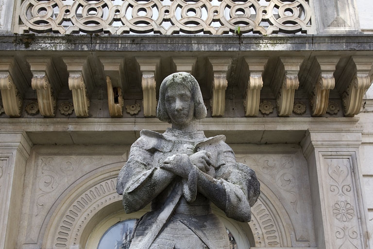 Statue de Jeanne d'arc devant la façade d'angle : détail du buste. © Région Bourgogne-Franche-Comté, Inventaire du Patrimoine