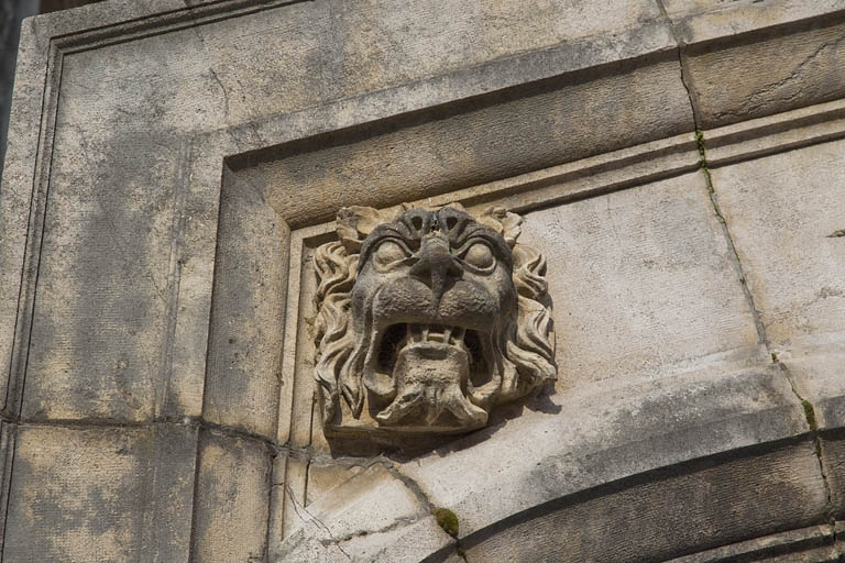Portail d'entrée, partie supérieure : détail du mufle de lion gauche. © Région Bourgogne-Franche-Comté, Inventaire du Patrimoine